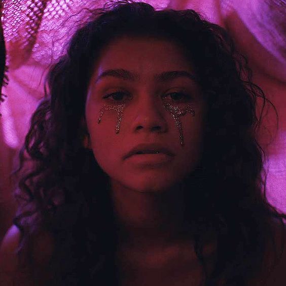 Tudo sobre as maquiagens da série Euphoria - lágrimas de glitter