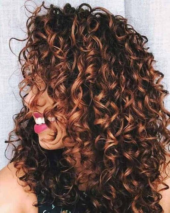 Cabelo cacheado com babyliss