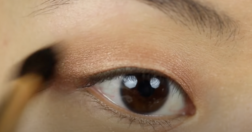 como aplicar sombra nos olhos sendo iniciante em maquiagem?